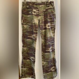 Express precision fit camouflage jeans. Size 3/4